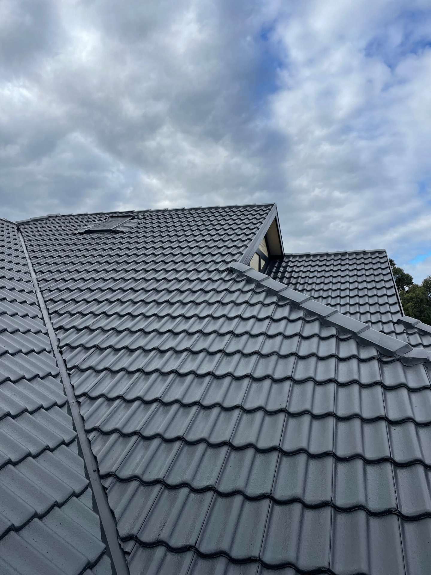 Gammelt og falmet tag før maling